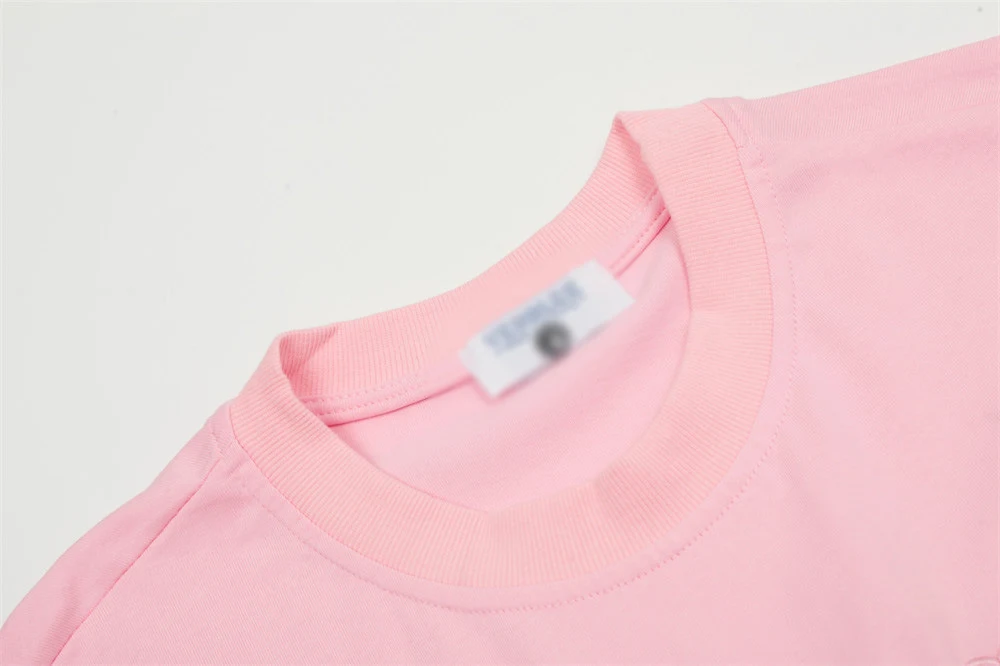 Camiseta manga curta com estampa de letras pintadas à mão para homens e mulheres, design exclusivo e confortável, ideal para looks casuais e modernos. — foto 3