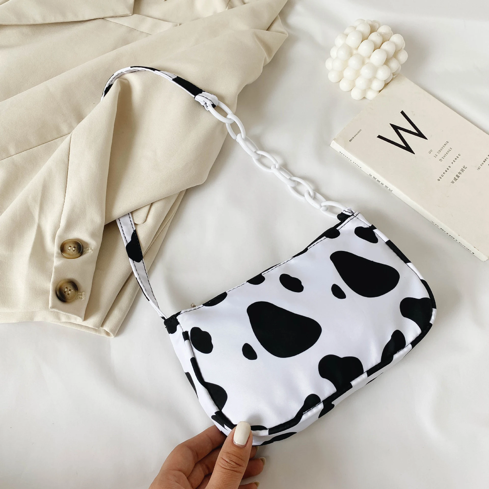 Bolsa crossbody Oxford com estampa de vaca, moderna e funcional. Perfeita para uso diário, com alça ajustável e ótimo espaço interno. — foto 5
