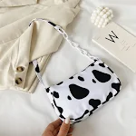 Bolsa crossbody Oxford com estampa de vaca, moderna e funcional. Perfeita para uso diário, com alça ajustável e ótimo espaço interno. — foto 5