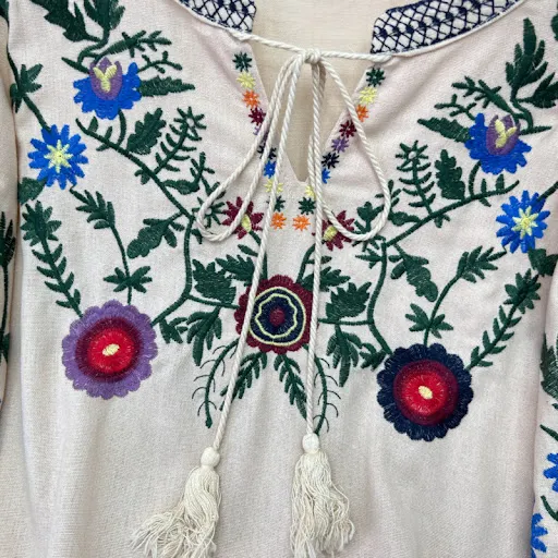Title 4, Blusa feminina com gola redonda e bordado, solt...