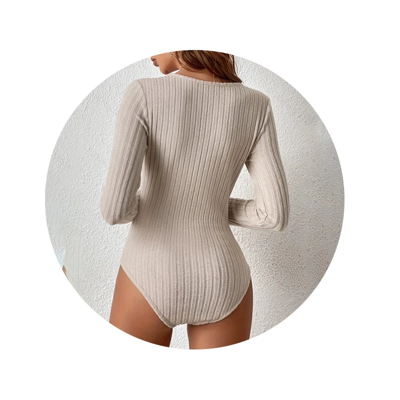 Mujer de otoño e invierno de una pieza con rayas hundidas y manga larga con cuello en V — foto 2