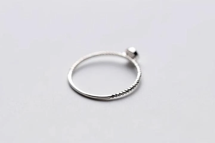 Anel feminino de prata S925 com diamante único e design torcido, joia elegante, presente ideal para mulheres sofisticadas. — foto 3