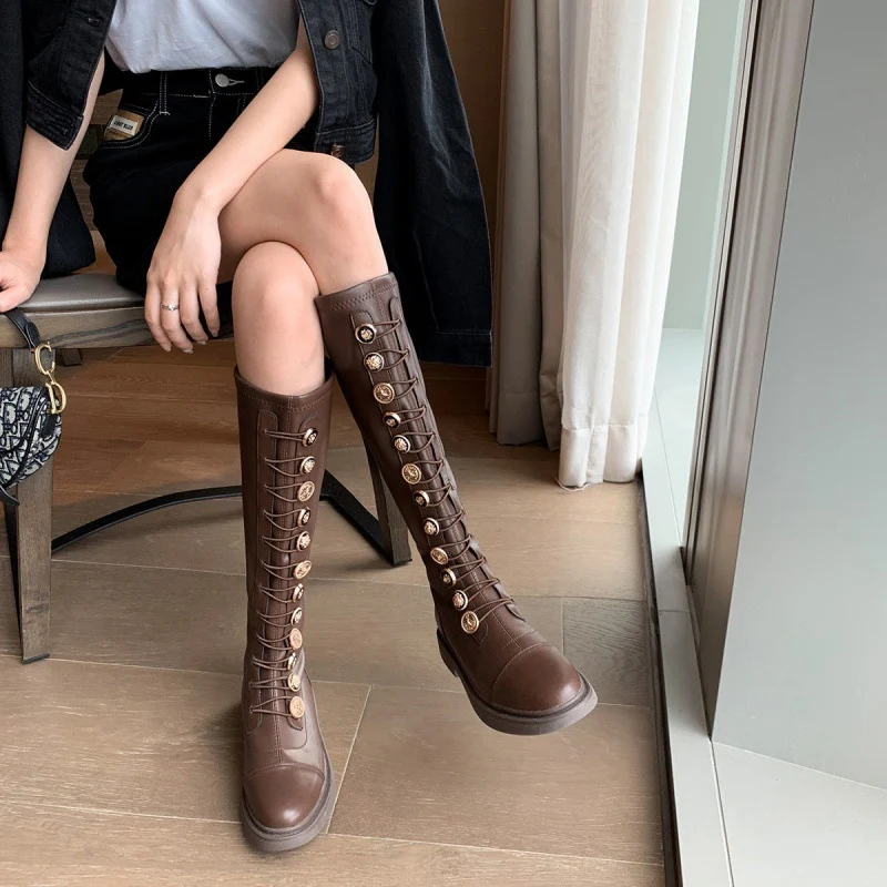 Botas Curtas Britânicas Femininas Outono Botas Longas Versáteis Combine com tudo Conforto e estilo para qualquer ocasião — foto 4
