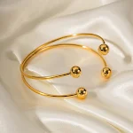 Pulseira clássica de bolinhas em aço inoxidável com banho de ouro 18K. Elegância e durabilidade para uso diário e eventos especiais. — foto 14