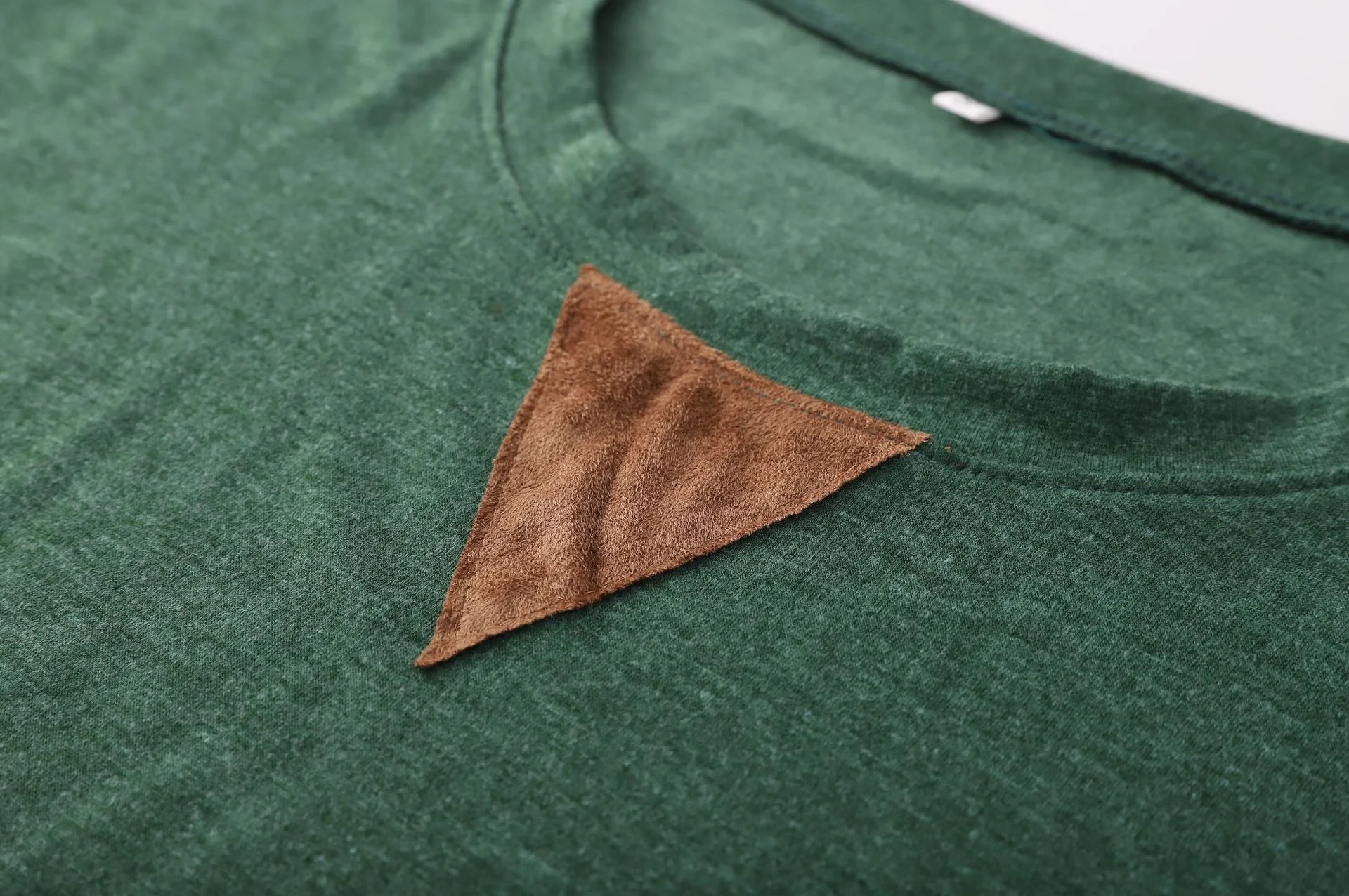 Title 19, Camiseta com patch de botão e gola redonda