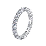 Anel de Moissanite em Prata 925 para Mulher com Banho 22K. Joia feminina elegante, ideal para presente ou noivado, brilho e sofisticação garantidos. — foto 3