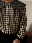 Conjunto saia de veludo com jaqueta retrô e gola de renda para meninas, um visual charmoso e elegante, ideal para diversas ocasiões. — foto 3