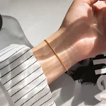 Pulseira feminina de osso de cobra em aço titânio com preservação de cor. Design sofisticado e duradouro, realçando sua beleza em qualquer situação. — foto 4