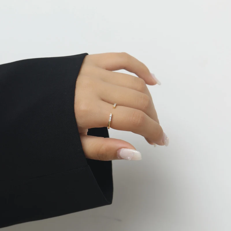 Anel simples de prata 925 com diamantes. Perfeito para uso diário, oferece elegância discreta e brilho excepcional. Um presente ideal e atemporal. — foto 1