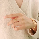 Pulseira doce estilo pastoral, minimalista com laço e anel combinando. Perfeita para um visual feminino e delicado, ideal para uso diário e ocasiões especiais. — foto 8