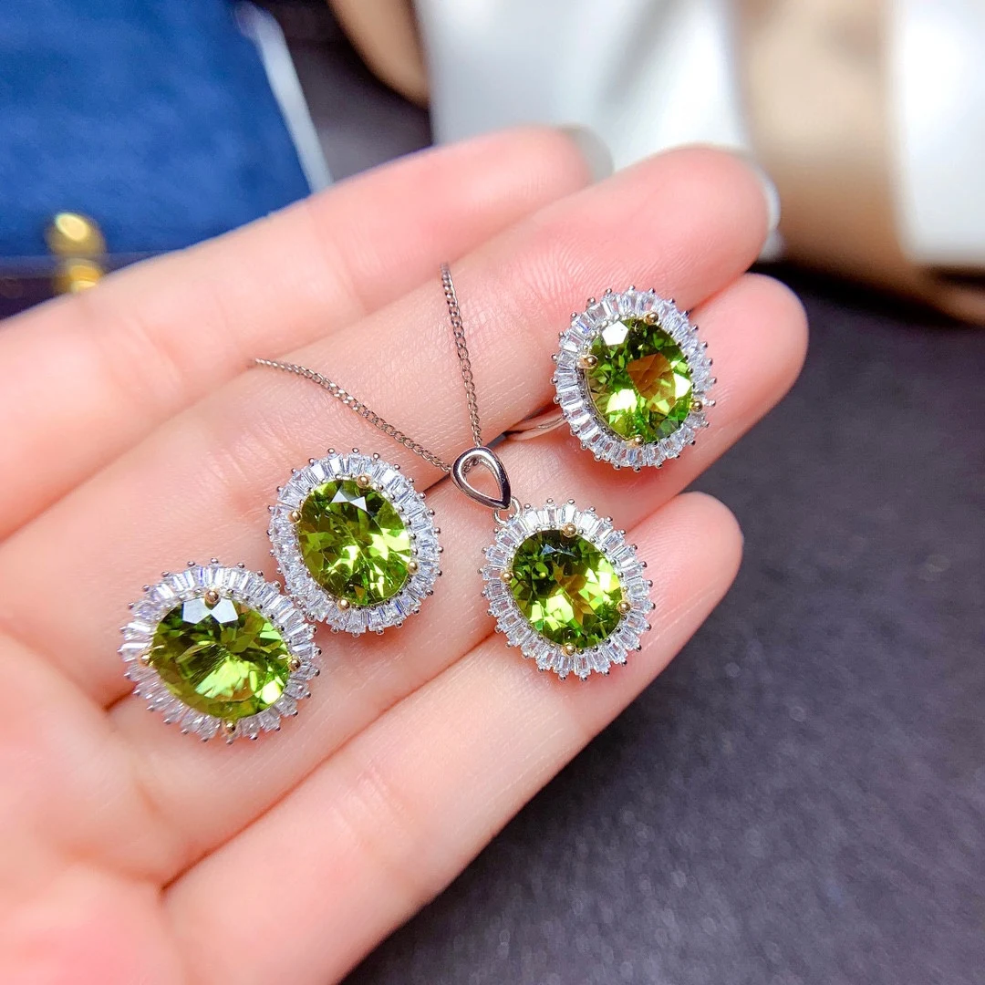 Anillo, colgante y pendientes de peridoto natural. Disfruta la belleza y el brillo de estas joyas únicas. Regalo perfecto para ella. — foto 3