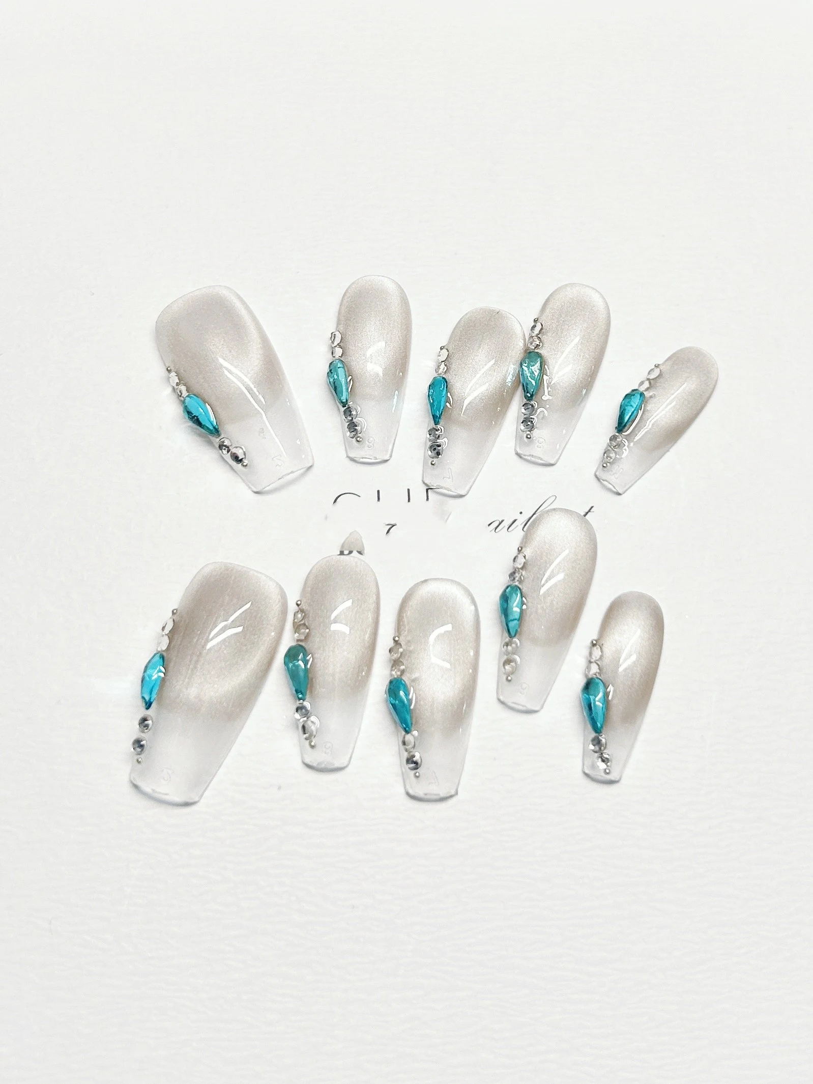 Middellange Manicure Persoonlijkheid Wit Geniet van onberispelijke, elegante nagels voor een verfijnde en moderne uitstraling, perfect voor elke gelegenheid en het benadrukken van je persoonlijkheid. — foto 6