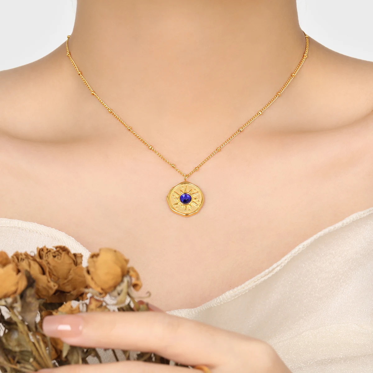 Corrente de clavícula em aço titânio de alta qualidade, luxo acessível e personalidade. Elegância duradoura e um toque de sofisticação para seu visual. — foto 9