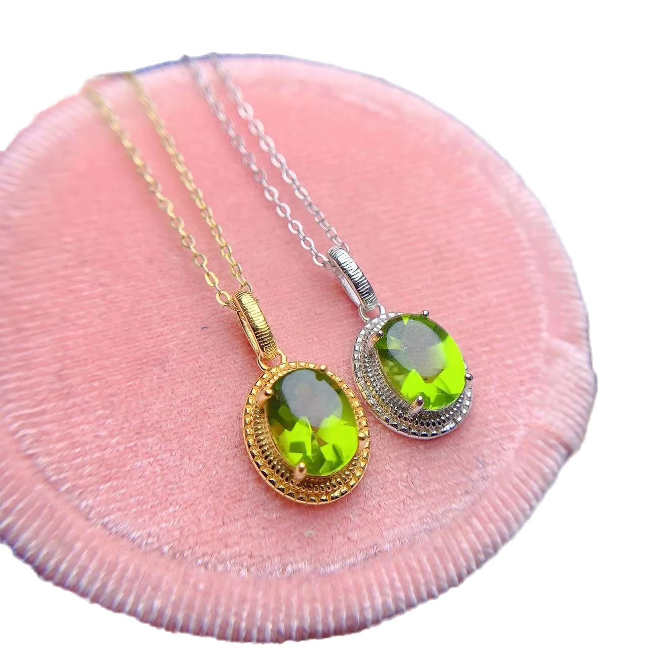 Colar com pingente de olivina lisa natural com incrustações Adicione elegância ao seu visual com este colar. Perfeito para uso diário ou para presentear alguém especial. — foto 3