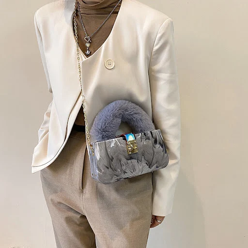 Title 4, Bolsa feminina de mão em acrílico com corrente ...