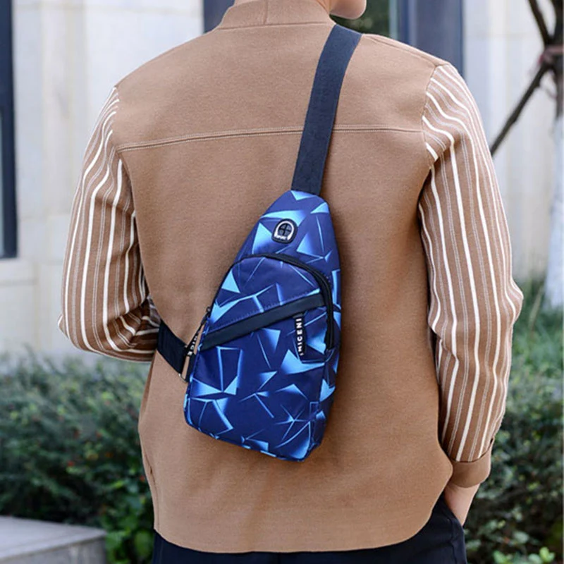 Bolsa de Peito Sling para Homens com Furo para Fone de Ouvido. Transporte seus pertences com praticidade e estilo, perfeito para o dia a dia. — foto 10