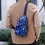 Bolsa de Peito Sling para Homens com Furo para Fone de Ouvido. Transporte seus pertences com praticidade e estilo, perfeito para o dia a dia. — foto 10