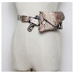 Bolsa de cinto feminina com estampa de cobra, moderna e funcional. Leve seus pertences essenciais com estilo e aproveite a praticidade. — foto 1