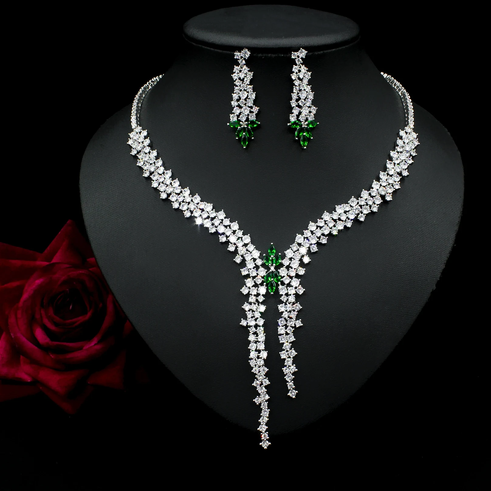 Conjunto de Brincos e Colar Exagerados com Zircônia e Haste de Prata, para um Look Fashion e Elegante com Brilho Intenso. — foto 4