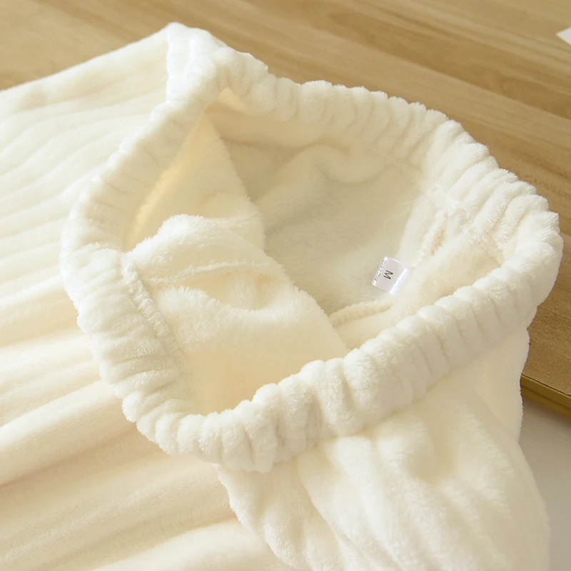 Pijama feminino de coral fleece para primavera, outono e inverno. Conjunto macio e quentinho para noites de sono confortáveis em casa. — foto 13