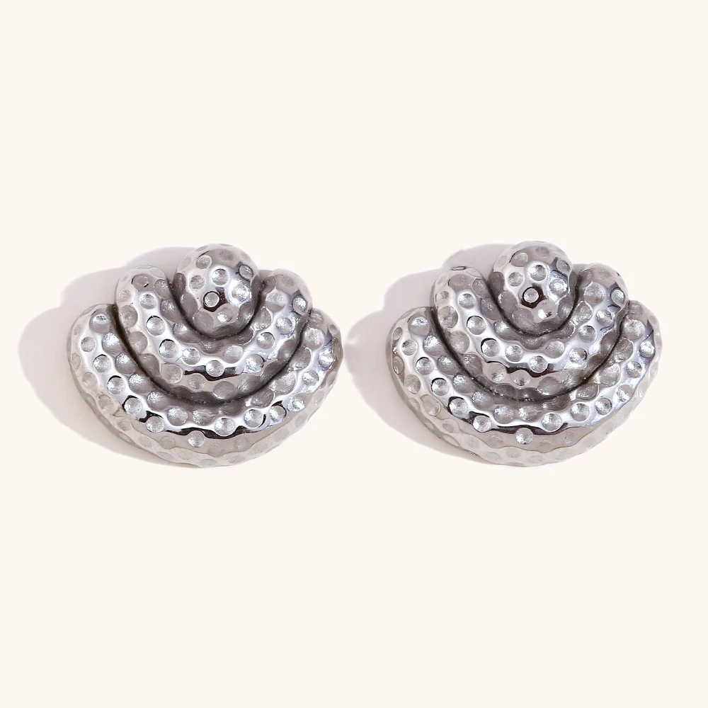 Orecchini da donna alla moda con design a conchiglia a tre strati. Eleva il tuo look con questi orecchini unici e sofisticati. — foto 1