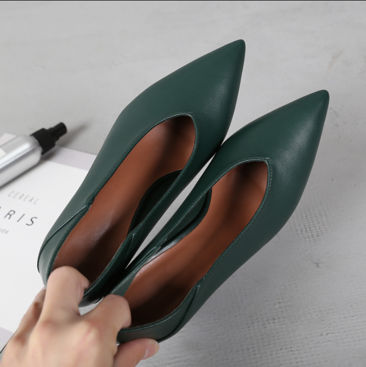 Vintage Damen High Heels mit spitzer, tiefem V-Ausschnitt und dickem Absatz. Stilvolle Schuhe für Komfort und einen eleganten Auftritt. — foto 5