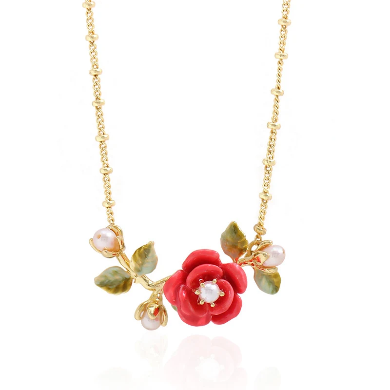 Brincos de botão Corolla Rose Red Flower Coral Pearl com galhos e folhas douradas, um toque sofisticado ao seu visual. — foto 2