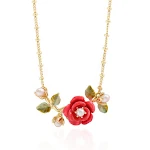 Brincos de botão Corolla Rose Red Flower Coral Pearl com galhos e folhas douradas, um toque sofisticado ao seu visual. — foto 2