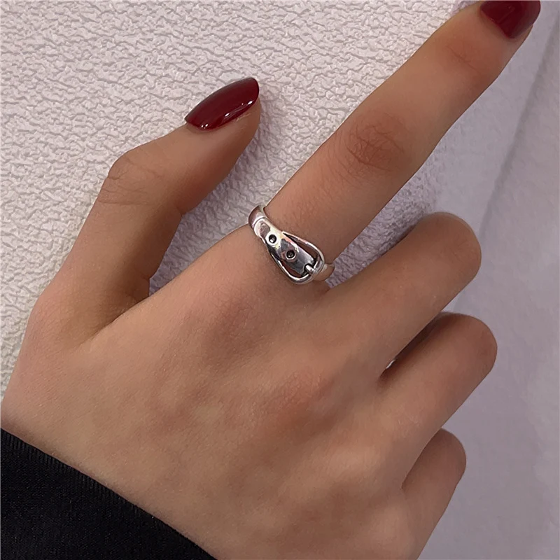 Anel feminino simples vintage, um acessório atemporal. Ideal para complementar seu visual com um toque clássico e sofisticado em qualquer ocasião. — foto 12