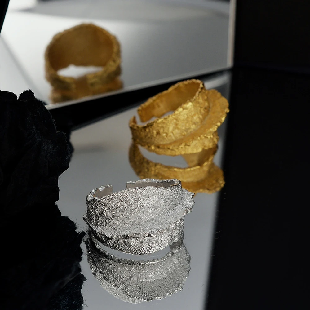 Anel de prata esterlina com design de relevo para mulheres. Elegância e durabilidade em uma joia. Ideal para uso diário ou ocasiões especiais. — foto 7
