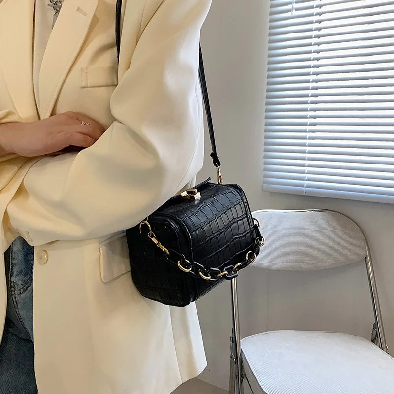 Title 1, Bolsa feminina fashion com corrente grossa e pa...