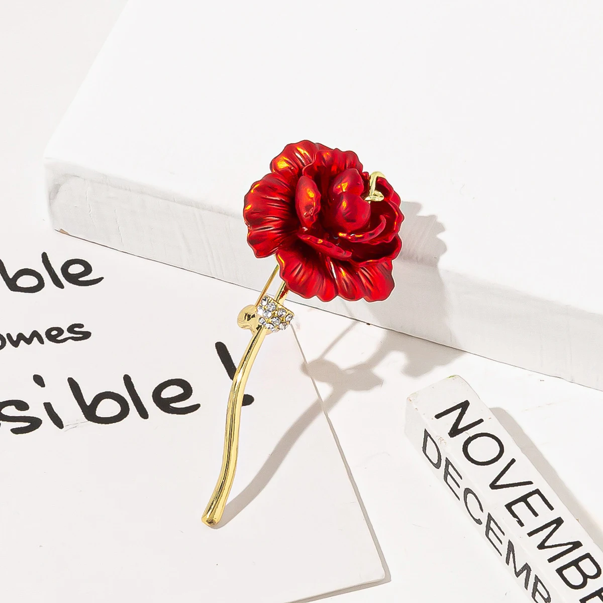 Broche feminino requintado em formato de rosa vermelha, um acessório elegante para realçar seu visual com um toque romântico e sofisticado. — foto 5