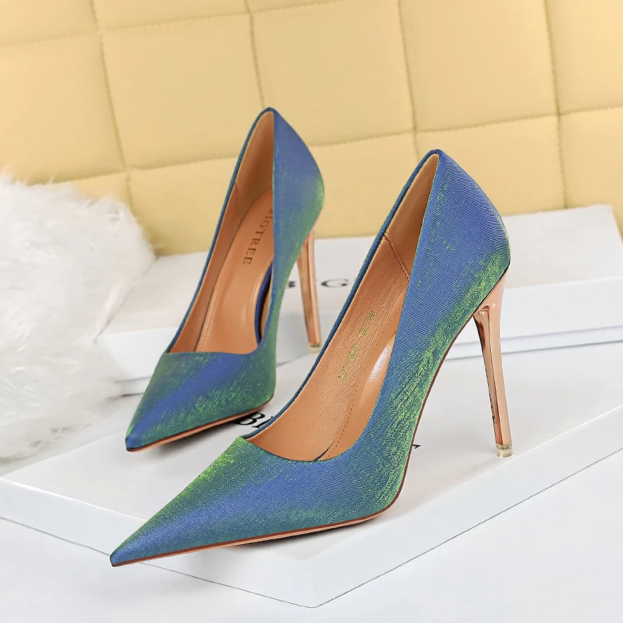 Sexy satijnen pumps met hoge, dunne hakken in Europese en Amerikaanse stijl. Spitse neus. Perfect voor een elegante en verleidelijke uitstraling. — foto 1