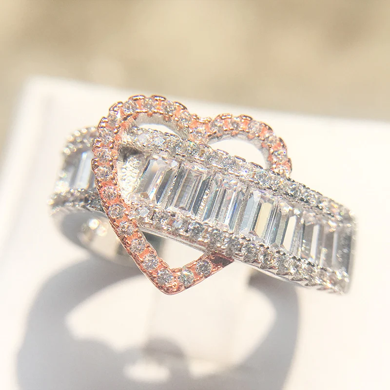 Anel feminino em dois tons com coração de diamante simulado. Delicado e perfeito para demonstrar amor. Um presente encantador. — foto 4