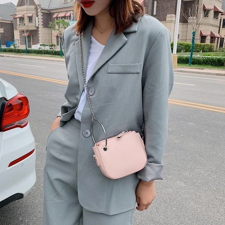 Bolsa de ombro feminina com corrente, perfeita para combinar com tudo. Um acessório de moda versátil e elegante, ideal para diversas ocasiões, realçando seu visual. — foto 4