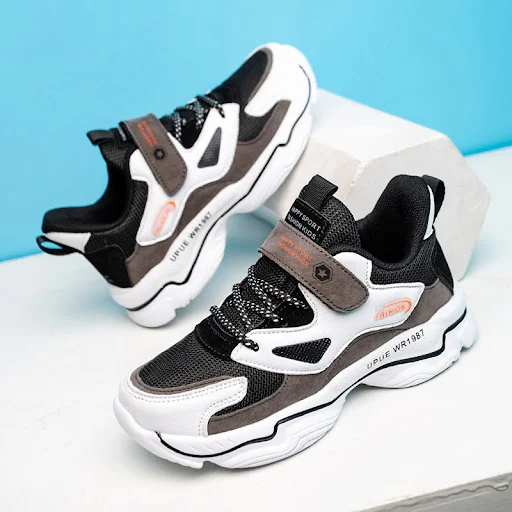 Title 25, Rutschfeste Klett-Sneaker für sicheren Halt. Be...