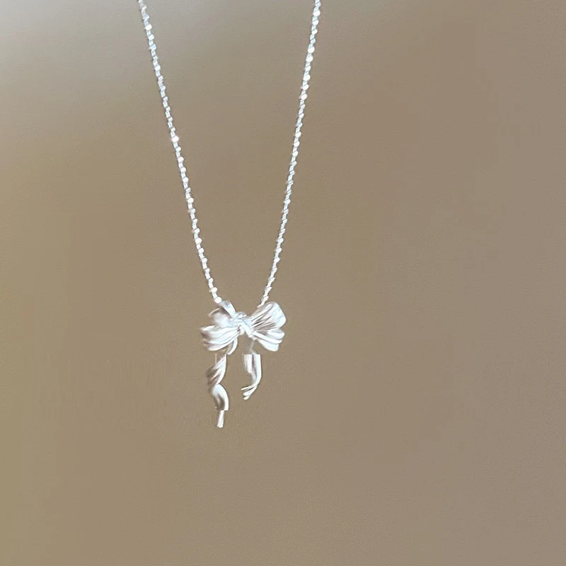 Colar com laço de prata Escape Princess Simplicity, estilo moderno, acessório sutil e elegante, ideal para presentes e looks. — foto 2