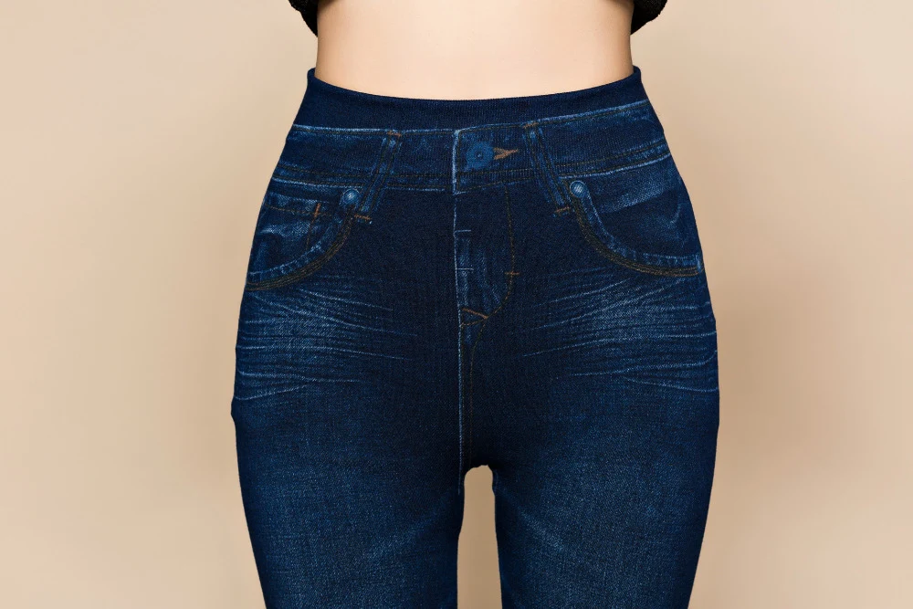 Leggings femininas plus size de jeans faux denim, oferecendo conforto e estilo de calça jeans para um visual casual e moderno. — foto 1