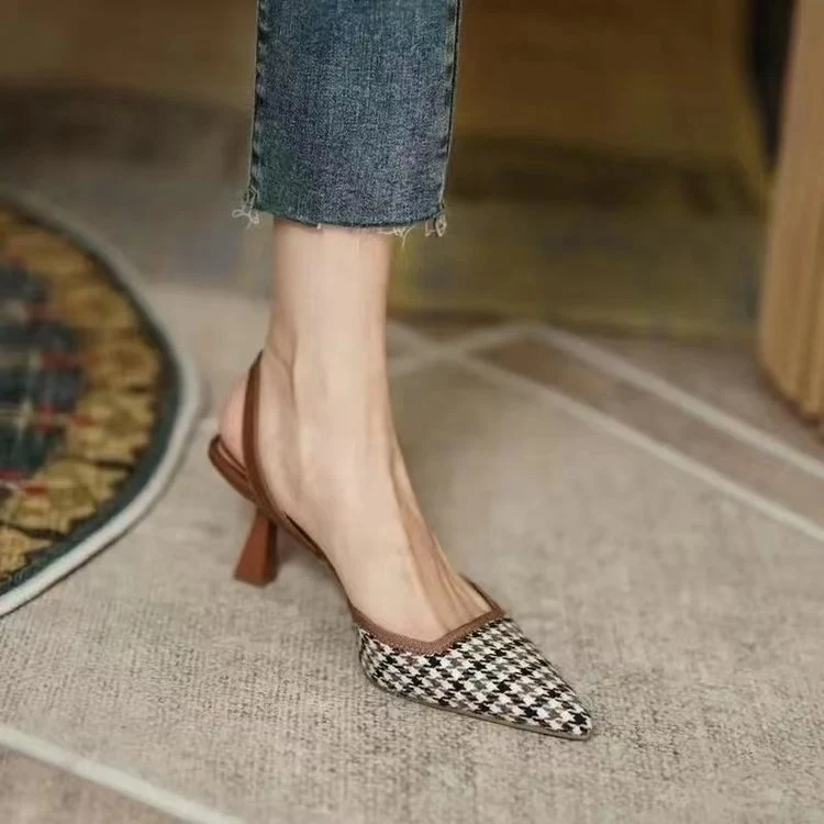 Sapatos femininos de salto alto em couro macio com bico fino, estilo francês de verão, calcanhar aberto e salto agulha. — foto 3