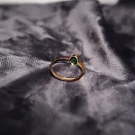 Anel de ouro esverdeado com jade para mulheres. Joia requintada que combina beleza atemporal e sofisticação para realçar. — foto 5
