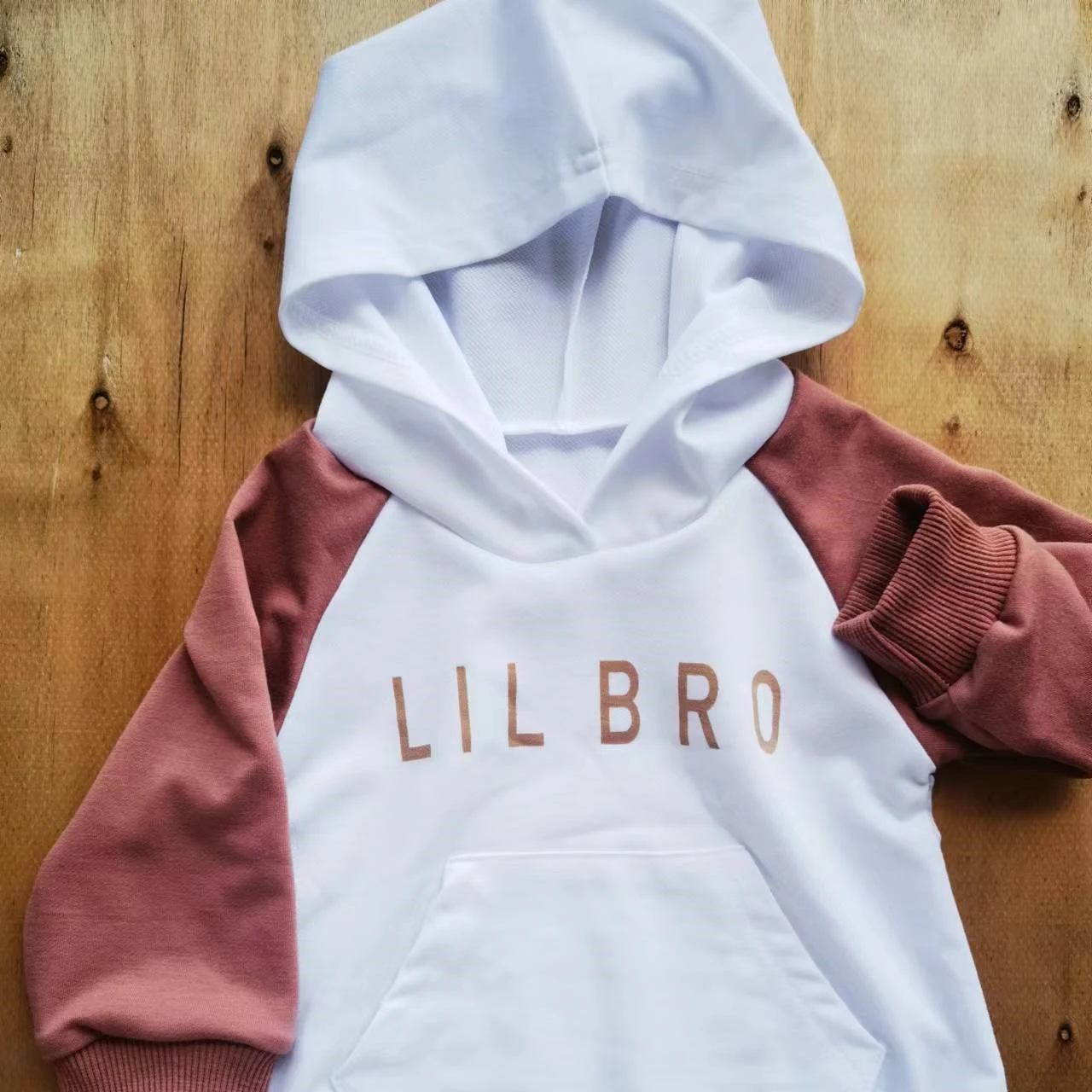 Macacão com capuz infantil criativo e versátil. Estampas divertidas para brincar e explorar com conforto e estilo. Perfeito para todas as aventuras! — foto 3