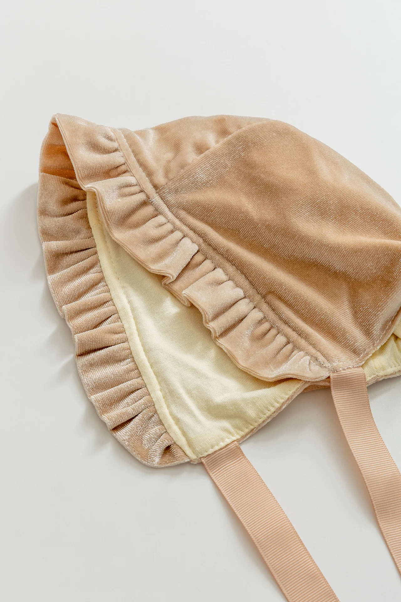 Gouden fluwelen baby beanie muts met houten oren. Zachte en warme babymuts, perfect om je baby warm en stijlvol te houden. — foto 15