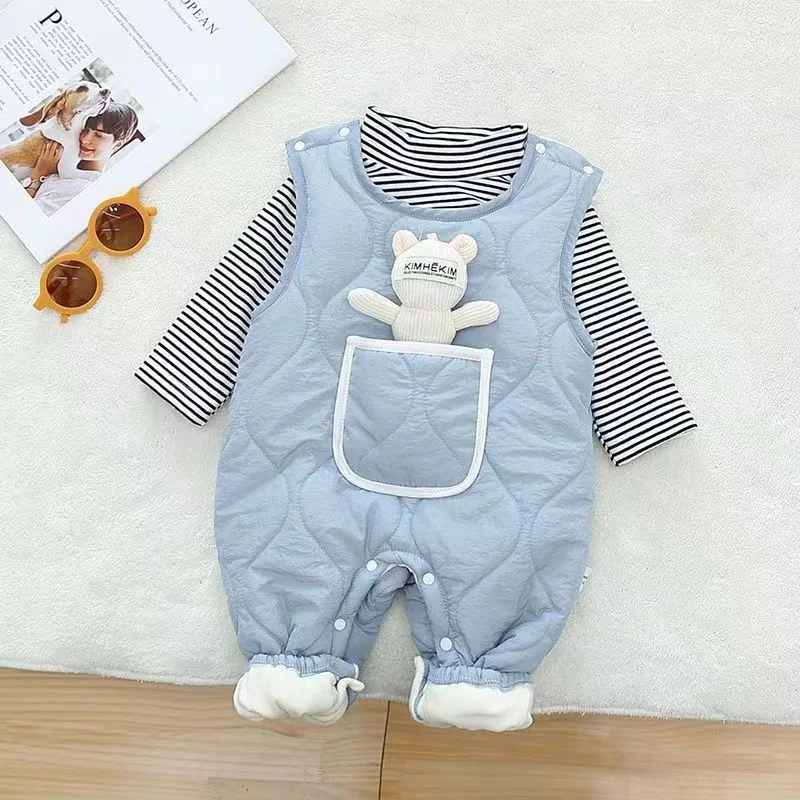 Macacão de roupa exterior super fofo para bebês. Conforto e estilo para seu pequeno, perfeito para mantê-lo aquecido em dias frios e passeios. — foto 1