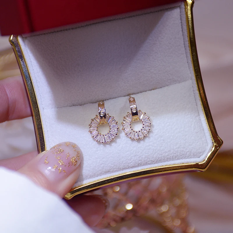 Brincos femininos com agulha de prata, zircônia micro-cravejada, elegantes e com temperamento artístico. Joia fina. — foto 4