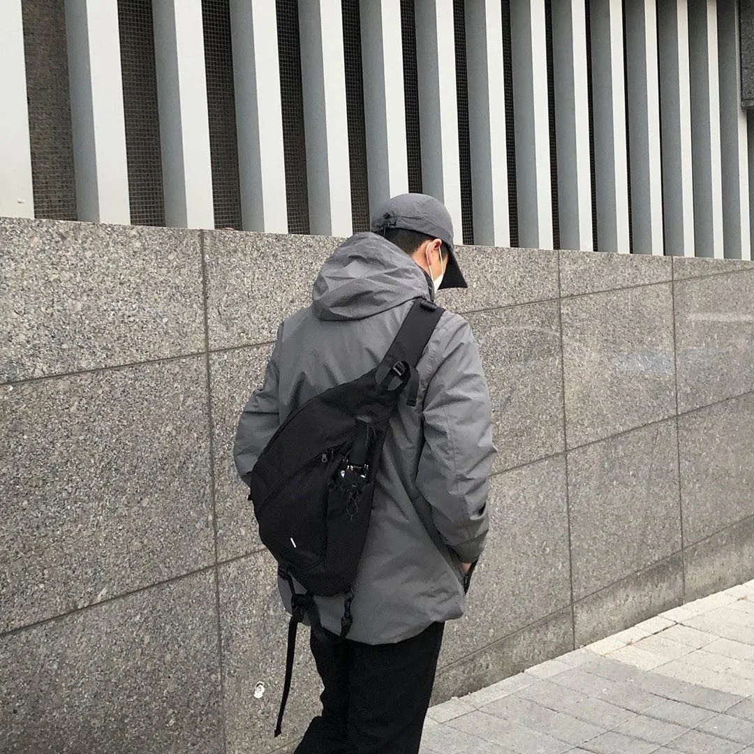 Bolsa transversal athleisure de nylon com design urbano e ferramentas. Perfeita para o dia a dia, confortável e cheia de estilo. — foto 6