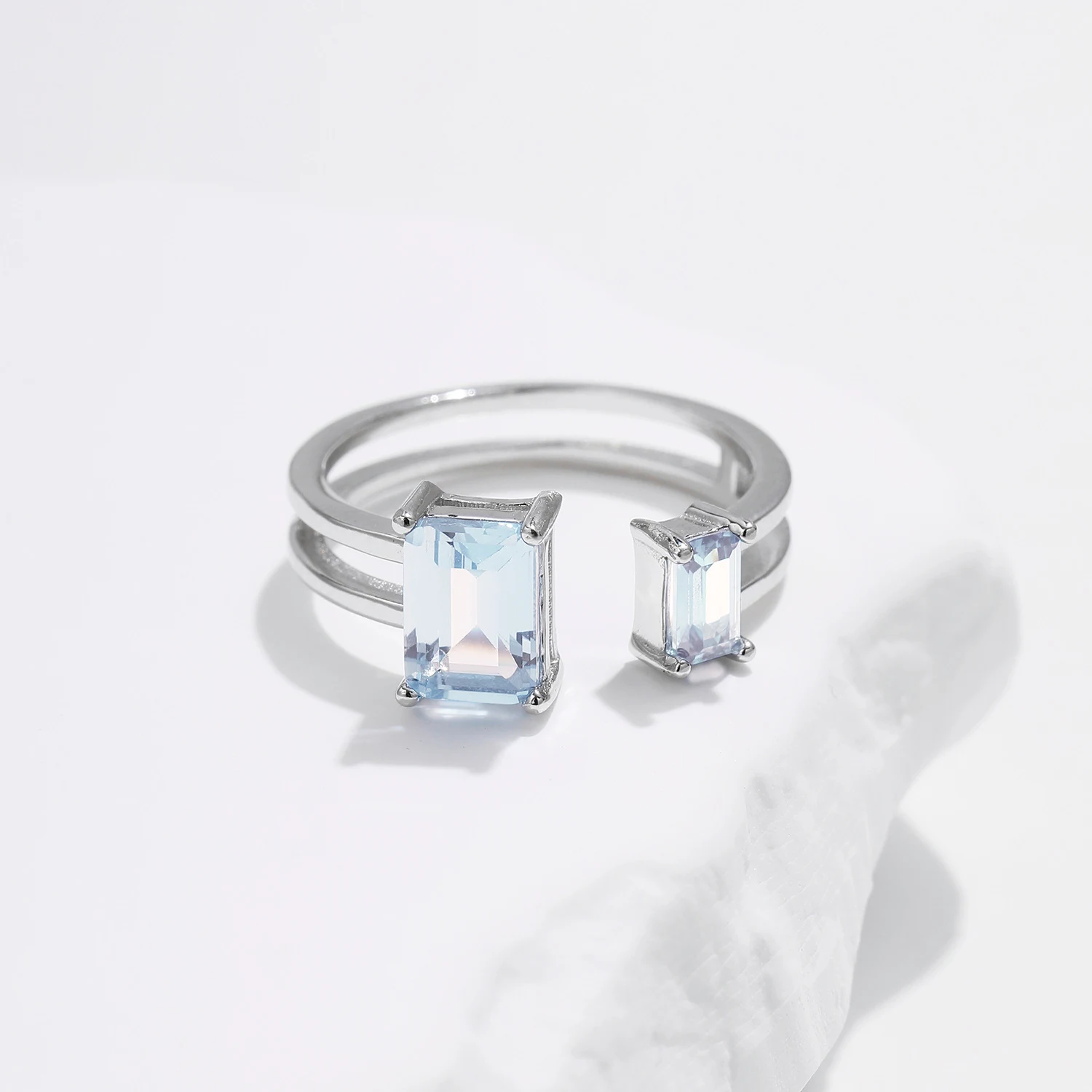 Anel feminino elegante de linha dupla. Joia fina que realça seu estilo com design sofisticado, perfeito para presente ou uso diário. — foto 2