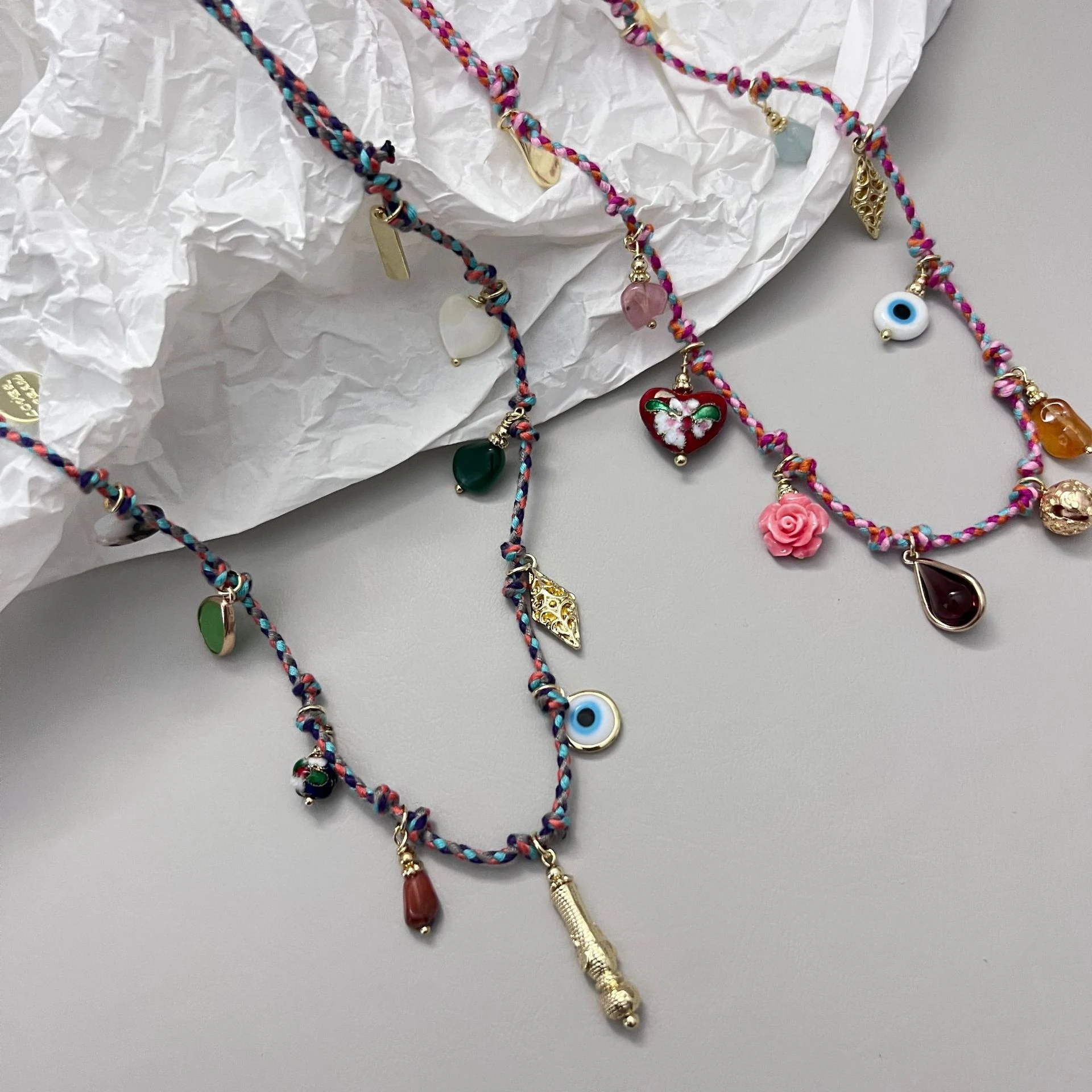 Colar Artesanal Vintage com Corda Trançada Colorida e Pingente Multi-elemento Exquisito, Adicione um Toque Vibrante — foto 3