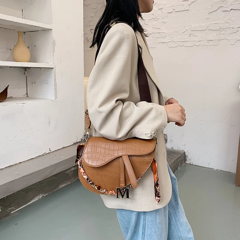 Bolsa Saddle Colorido Doce para Mulheres com Lenço de Seda, Acessórios de Moda, Design Sofisticado, Ideal para um Look Charmoso — foto 3