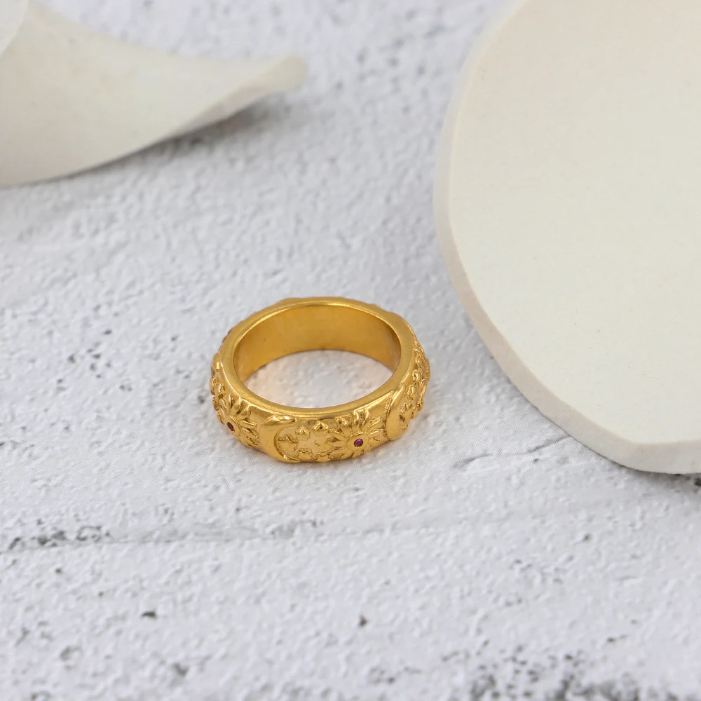 Anéis de aço inoxidável com design de sol, lua e estrelas e zircônias. Joia elegante para uso diário ou para presentear. — foto 4