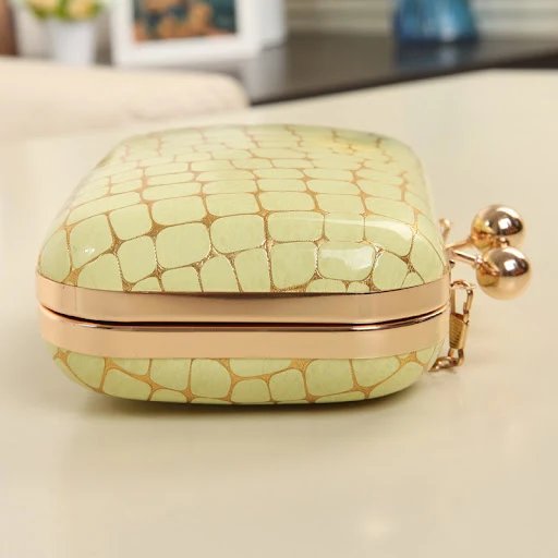 Title 8, Bolsa Stone Double Mini Beaded Clip, um acessór...